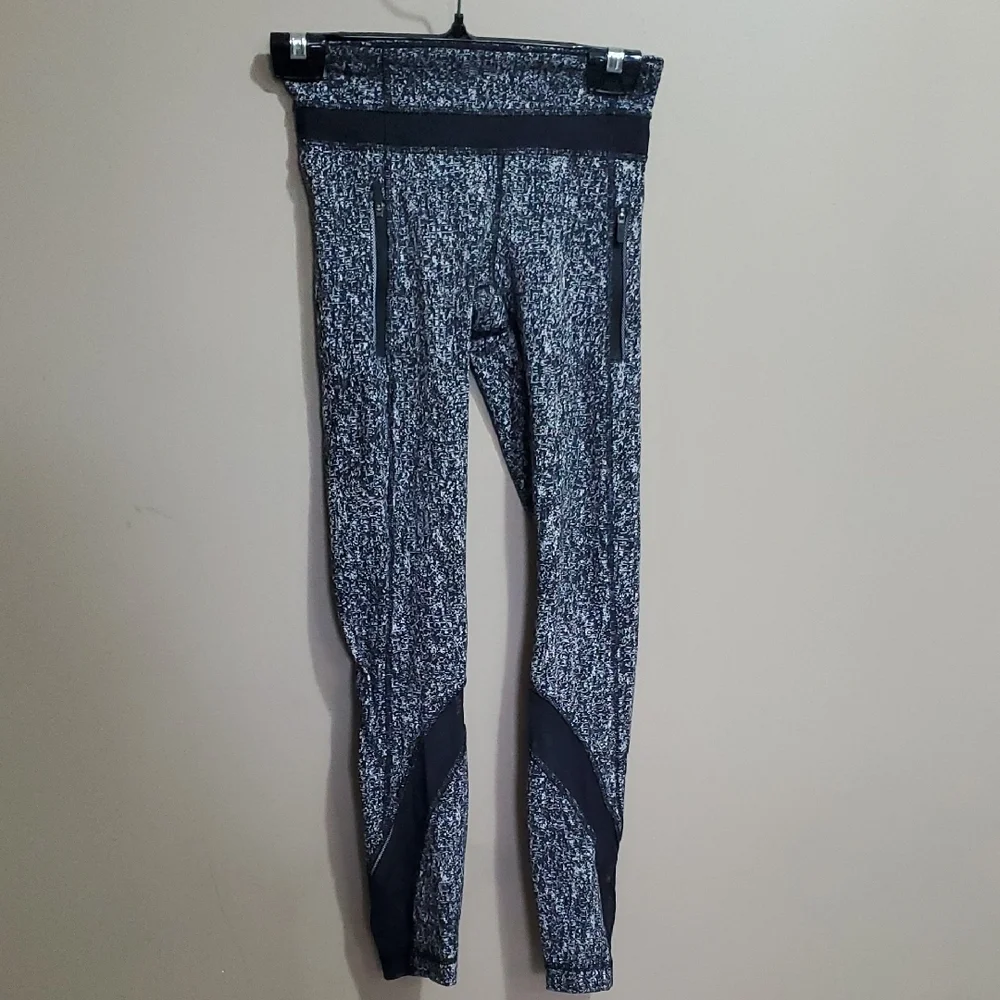 Lululemon Black White Splash Inspire 11 Leggings Size 2 - Picture 1 of 6